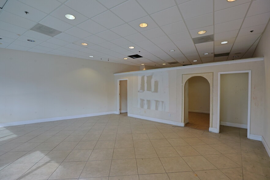 More Photos Of 31 E MacArthur Crescent Dr, Santa Ana Apartments For Lease