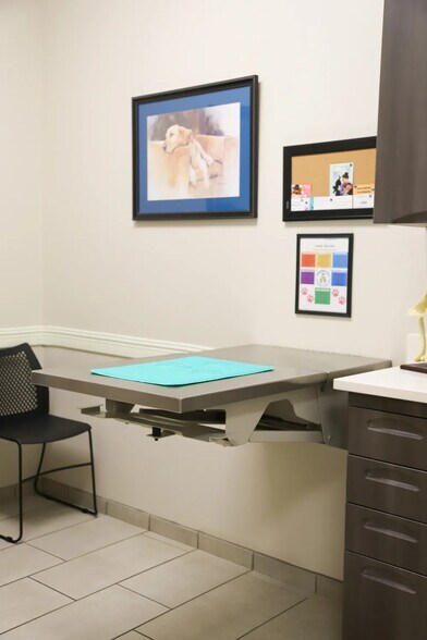 More Photos Of 2020 N Kelly Ave, Edmond Veterinarian Kennel For Sale