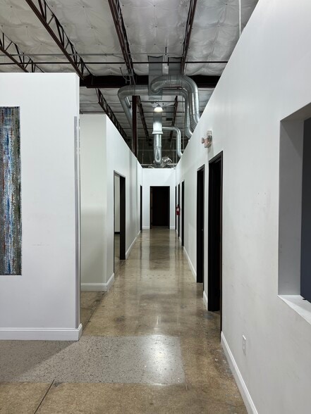 More Photos Of 10939 Shady Trl, Dallas Distribution For Lease