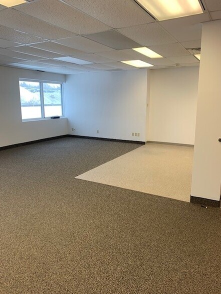 More Photos Of 1680-1690 Woodward Dr, Ottawa Office For Lease