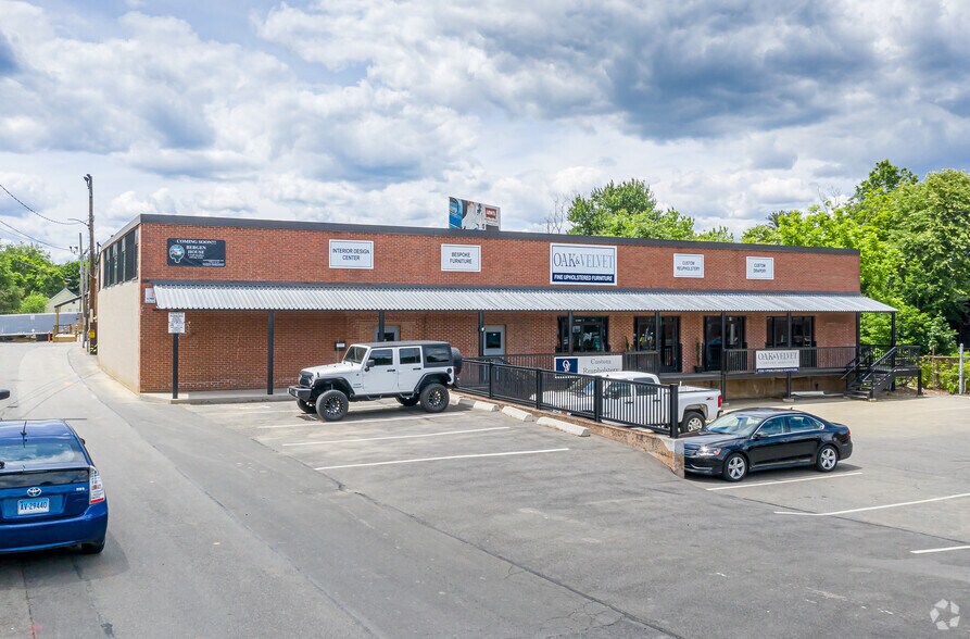 More Photos Of 725 Main St, Middletown Storefront For Lease