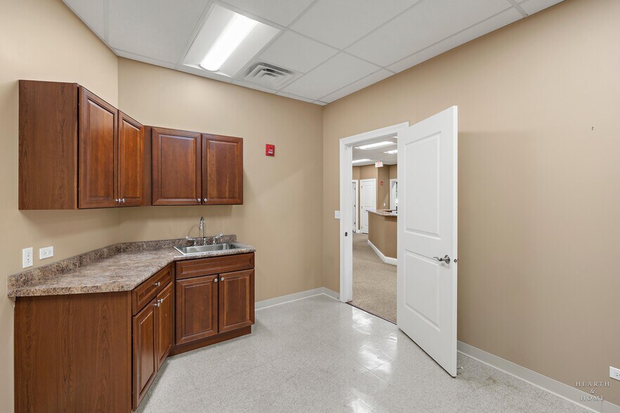 More Photos Of 1232-1280 American Way, Libertyville Medical For Lease