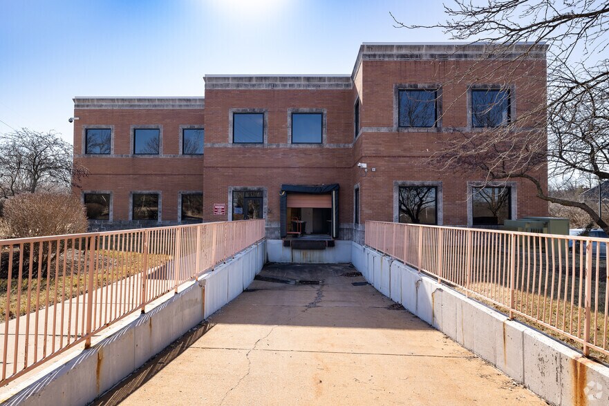 More Photos Of 1122 Town & Country Commons, Chesterfield Office For Sale