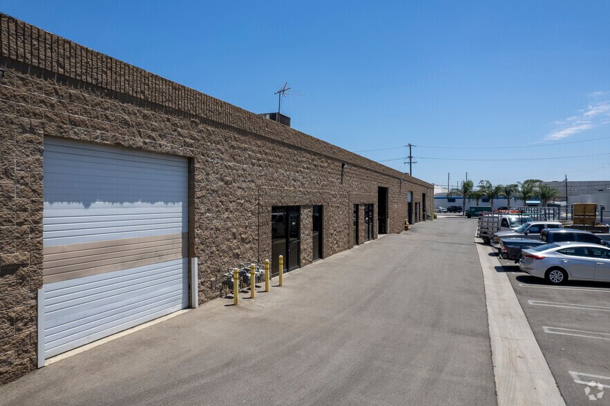 More Photos Of 9627-9629 Owensmouth Ave, Chatsworth Manufacturing For Lease