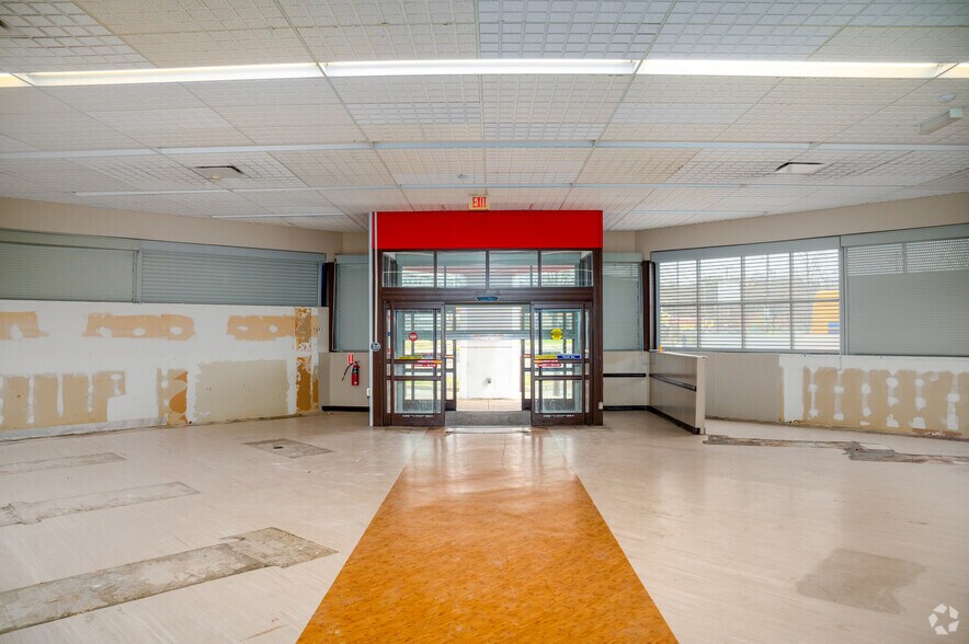 More Photos Of 4635 S Capitol St SW, Washington Drugstore For Lease