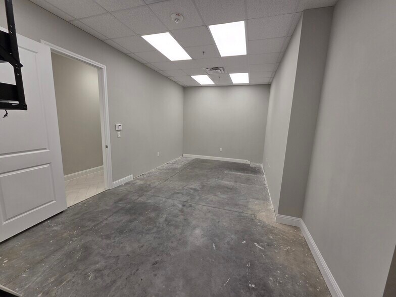 More Photos Of 1925 Pearland Pky, Pearland Storefront For Lease