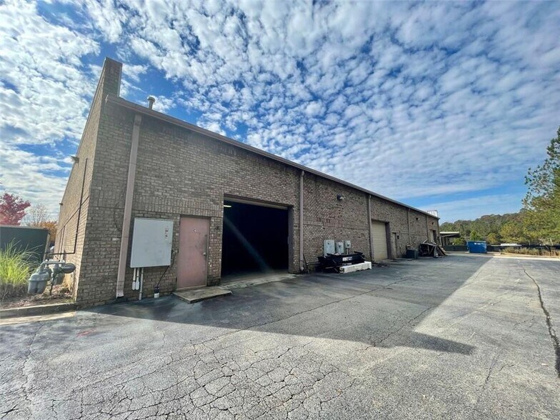More Photos Of 4913 Summer Oak Dr, Buford Industrial For Lease