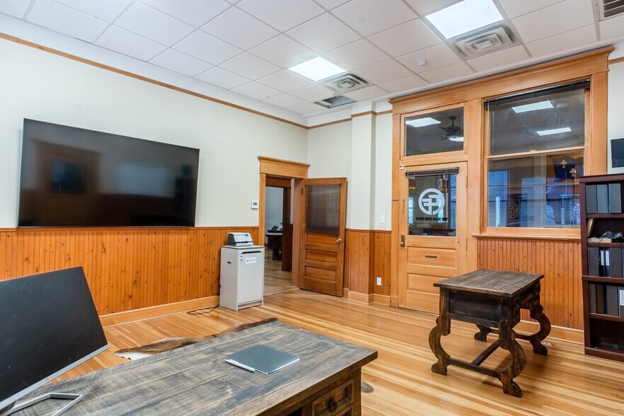 More Photos Of 131 E Exchange Ave, Fort Worth Office Residential For Lease