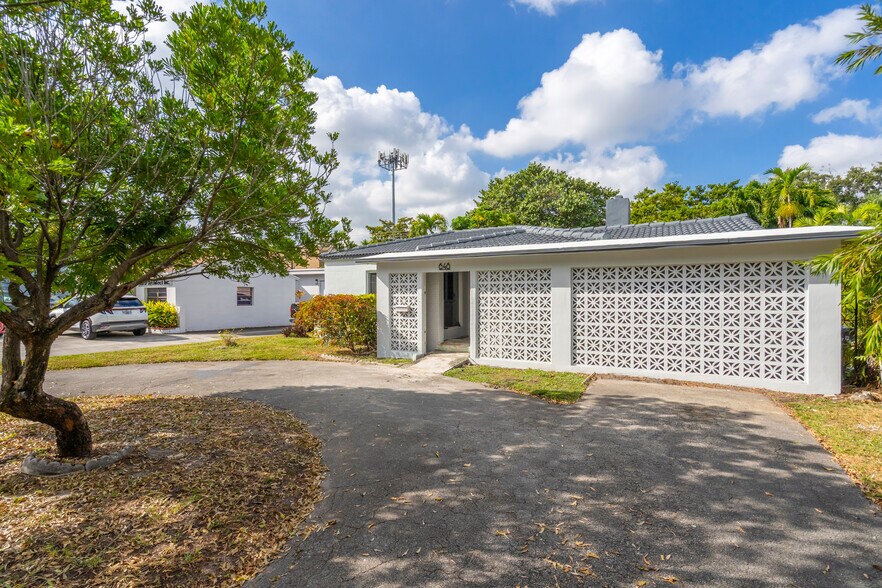 More Photos Of 648 South Dr, Miami Springs Medical For Lease