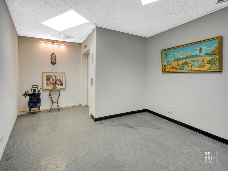 More Photos Of 1870 S Blue Island Ave, Chicago Office For Sale