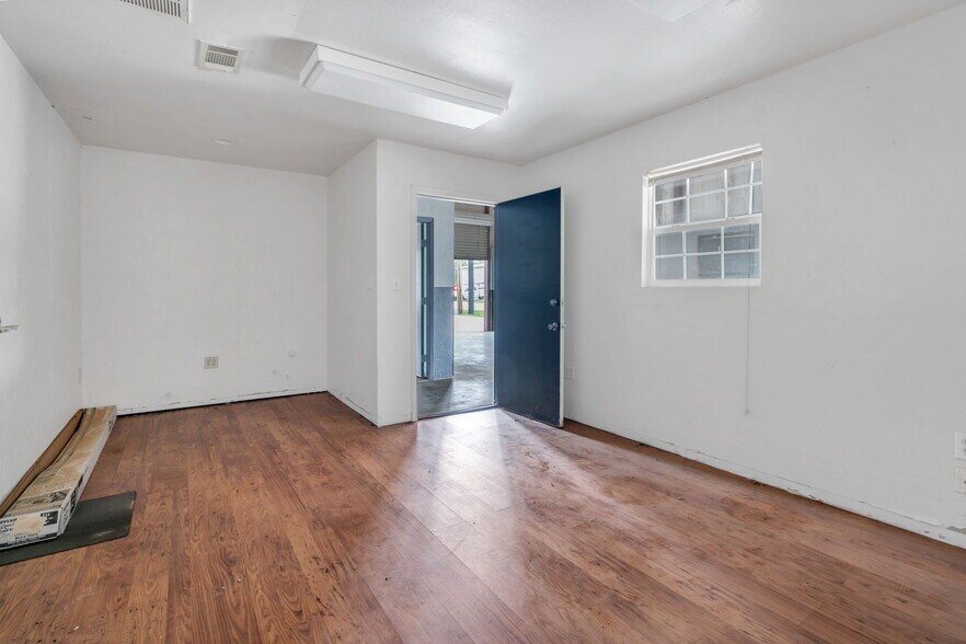 More Photos Of 340 Mechanic St, Tomball Light Distribution For Lease