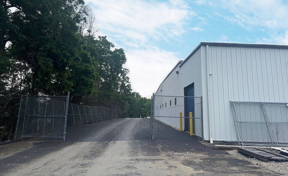 More Photos Of 400 Commerce Blvd, Lawrence Manufacturing For Lease