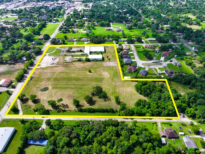 More Photos Of 300 W School St, Madisonville Light Distribution For Sale