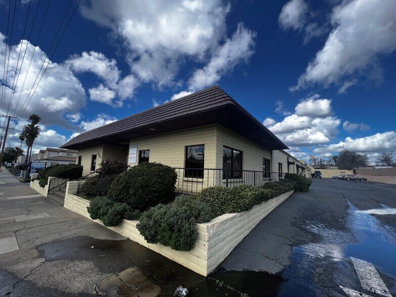 More Photos Of 1666 E Cypress Ave, Redding Office For Lease