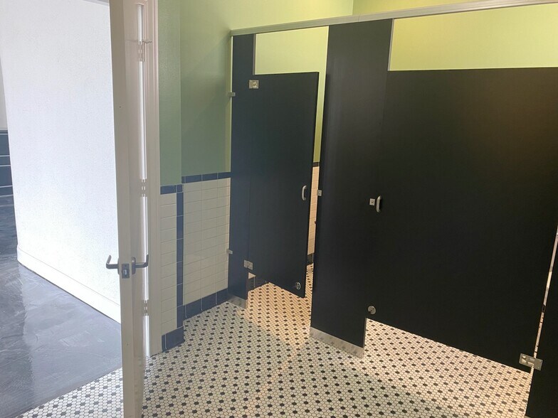 More Photos Of 311 N Bois D Arc Ave, Tyler Storefront Retail Office For Lease