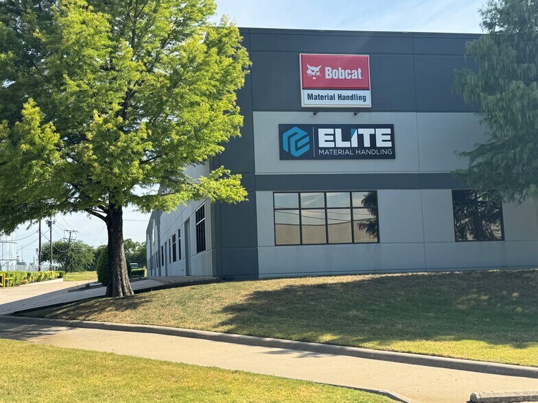 More Photos Of 900 Port America Pl, Grapevine Distribution For Lease