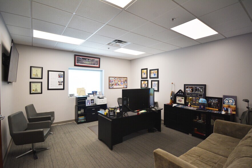 More Photos Of 3709-3711 Cavalier Dr, Garland Warehouse For Sale