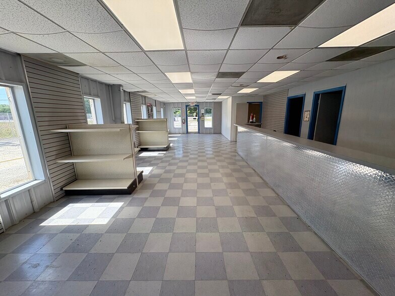 More Photos Of 8008 Dorchester Rd, Charleston Warehouse For Lease