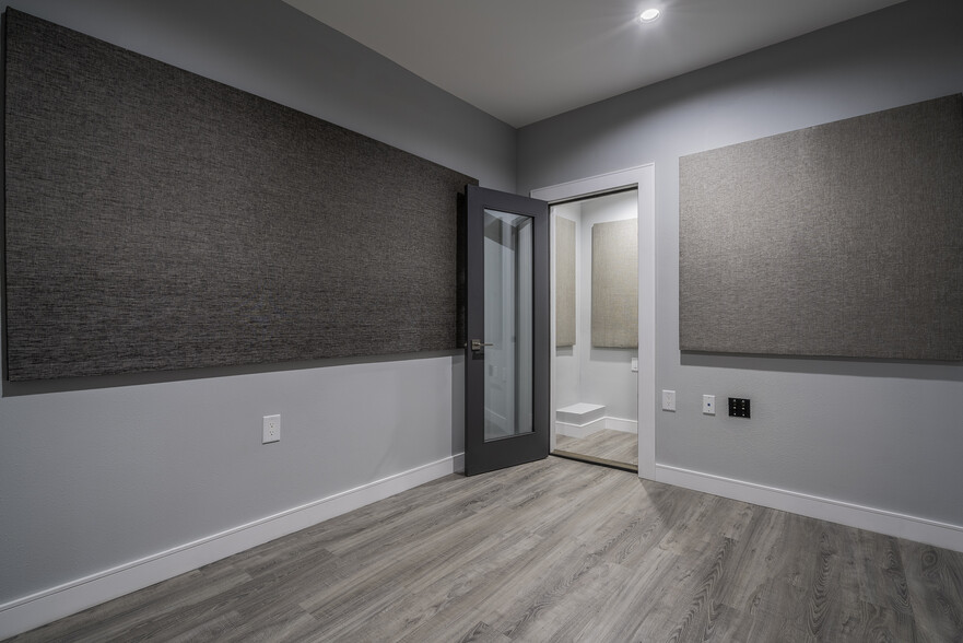 More Photos Of 3809 W Burbank Blvd, Burbank Loft Creative Space For Lease