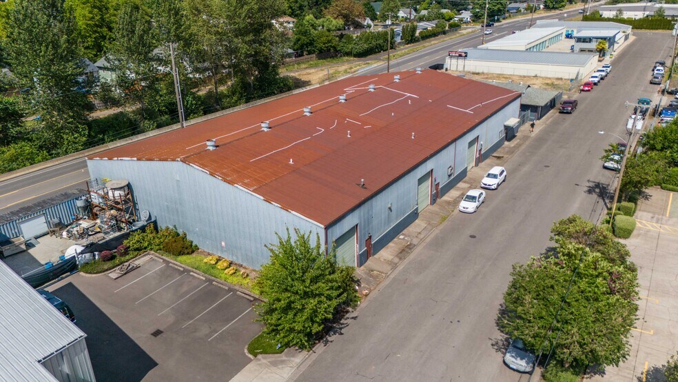 More Photos Of 3215 Meadow Ln, Eugene Manufacturing For Sale