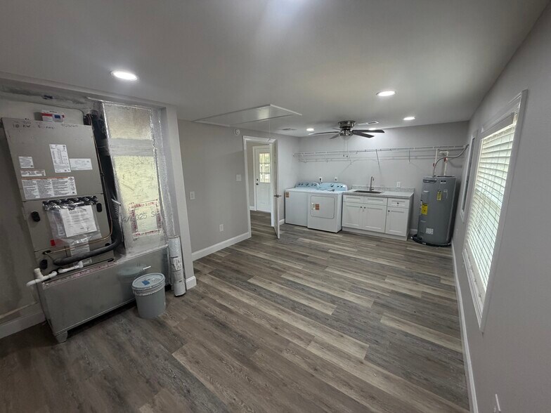 More Photos Of 2175 N McMullen Booth Rd, Clearwater Specialty For Lease