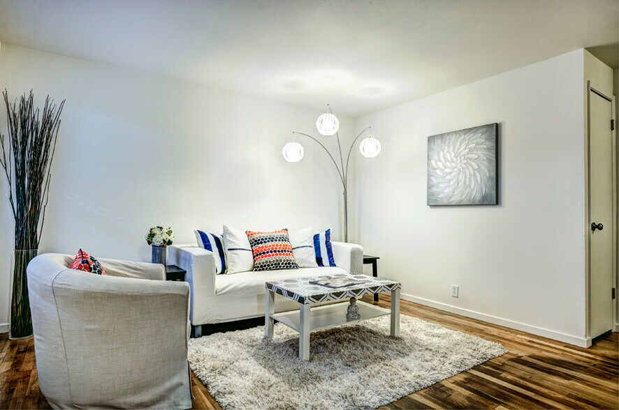 More Photos Of 512 5th Ave W, Seattle Apartments For Sale