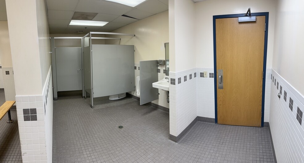 More Photos Of 2111 E 17th St, Des Moines Warehouse For Sale