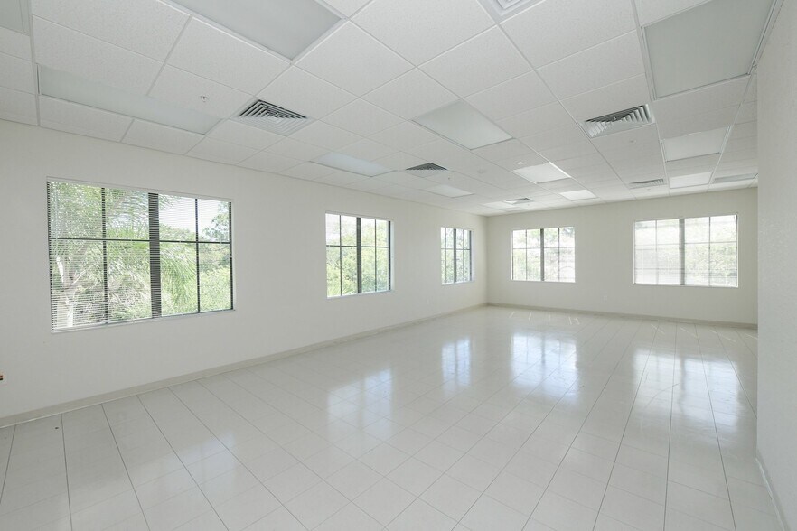 More Photos Of 5920 Pan American Blvd, North Port Medical For Lease