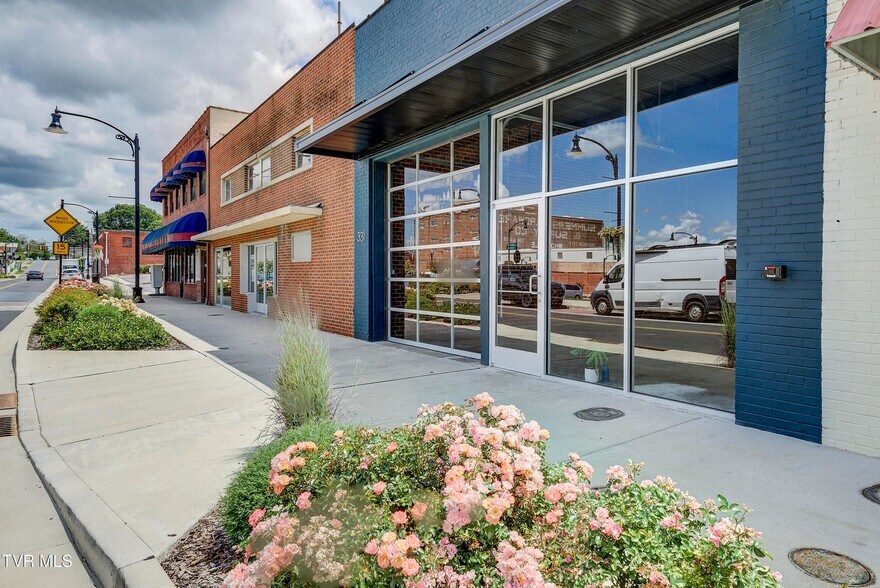 More Photos Of 331 W Walnut St, Johnson City Flex For Sale