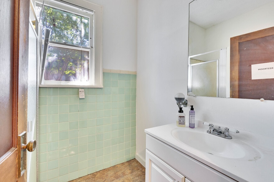 More Photos Of 1006 E Cesar Chavez St, Austin Office For Sale