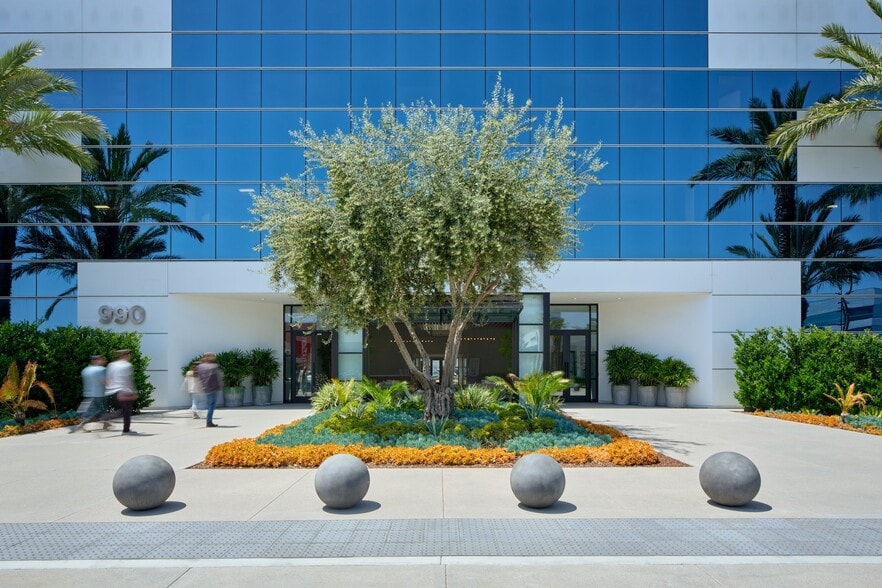 More Photos Of 980 W 190th St, Torrance Unknown For Lease