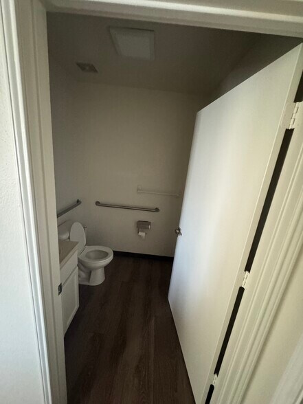 More Photos Of 300 W Broadway St, Prosper Warehouse For Lease