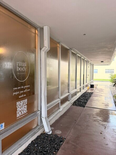 More Photos Of 3000 E Commercial Blvd, Fort Lauderdale General Retail For Lease