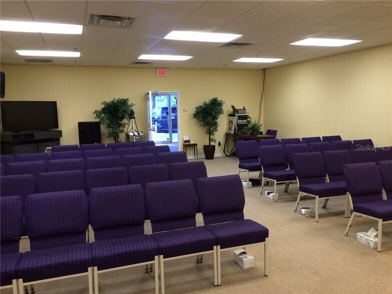 More Photos Of 6600-6626 Kingspointe Pky, Orlando Distribution For Lease