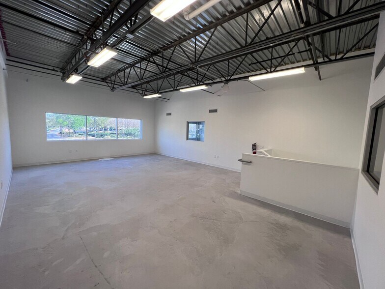 More Photos Of 8340 Southpark Cir, Orlando Flex For Lease