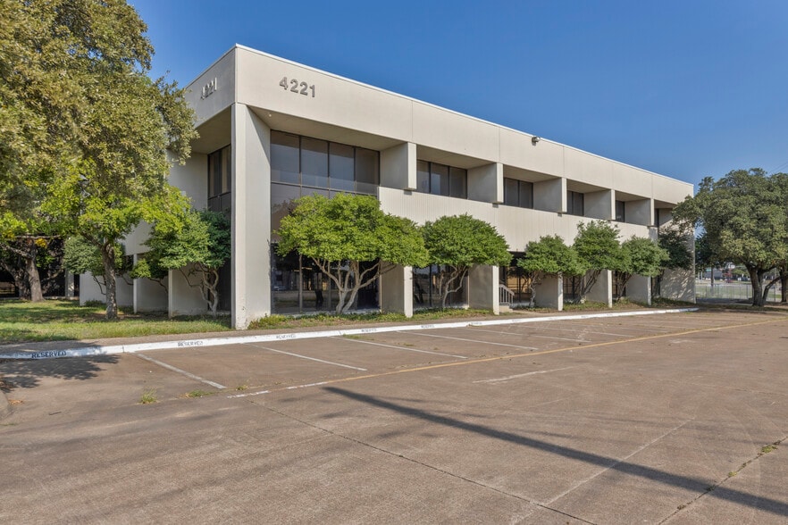 More Photos Of 4221 S Walton Walker Blvd, Dallas Office For Sale