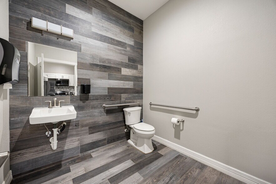 More Photos Of 15720 Garrett Rd, Houston Industrial For Sale