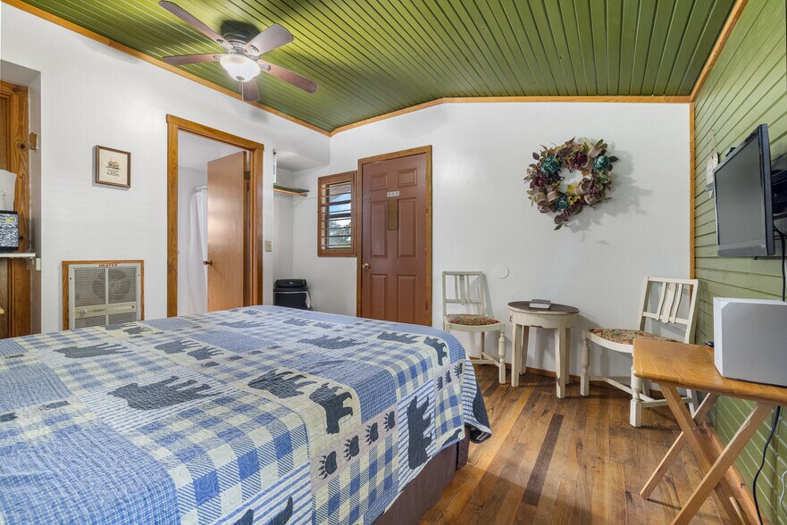 More Photos Of 621 Court St, Jasper Trailer Camper Park For Sale