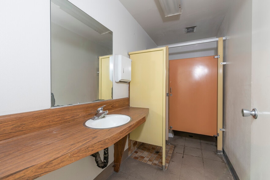 More Photos Of 1003 E G St, Wilmington Warehouse For Lease