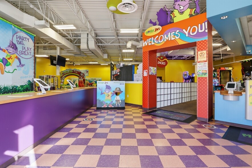 More Photos Of 23520 Overland Dr, Sterling Unknown For Lease