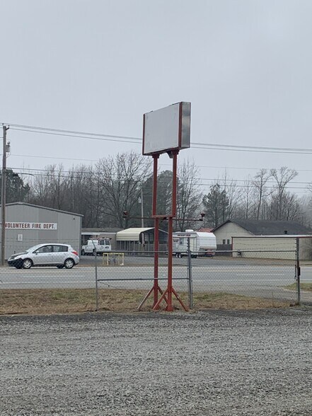 More Photos Of 567 E Highway 64, Conway Showroom For Lease