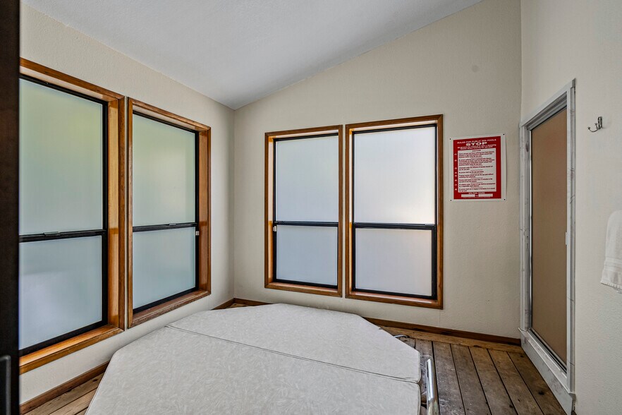 More Photos Of 11744 Galice Rd, Merlin Hotel For Sale