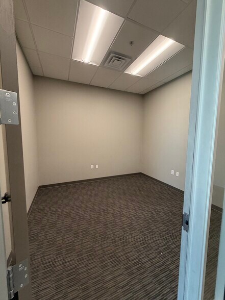 More Photos Of 4670 W Silverado Ranch Blvd, Las Vegas Warehouse For Lease