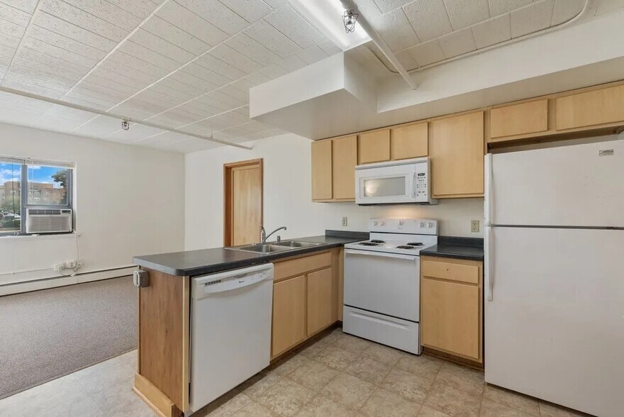 More Photos Of 2125 W Kilbourn Ave, Milwaukee Apartments For Sale