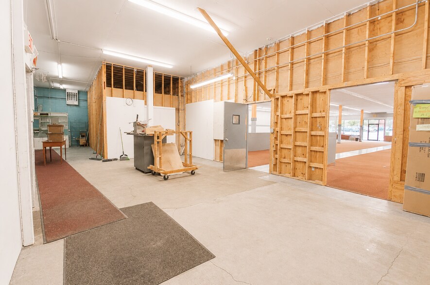 More Photos Of 309 Prendergast Ave, Jamestown Flex For Sale
