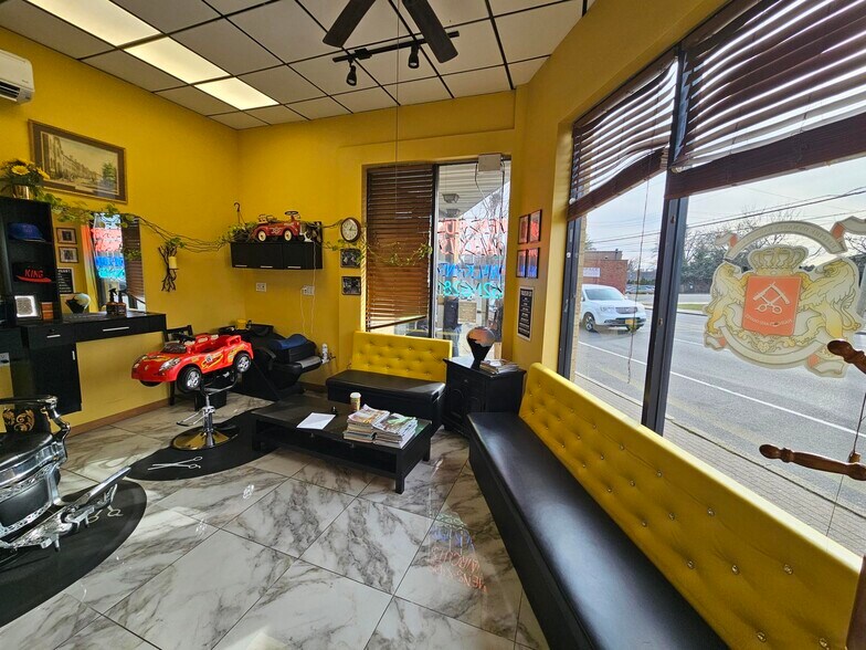 More Photos Of 96-104 Mineola Ave, Roslyn Heights Storefront Retail Office For Lease