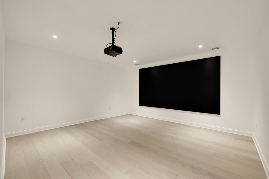 More Photos Of 329 8th St NE, Washington Office For Sale