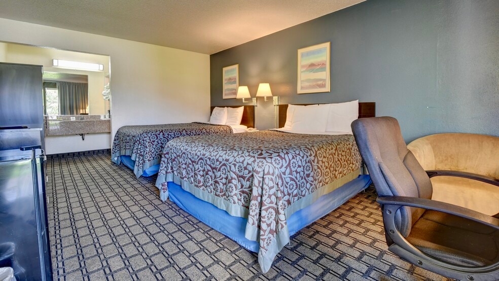 More Photos Of 52601 Holiday Dr, Saint Clairsville Hotel For Sale