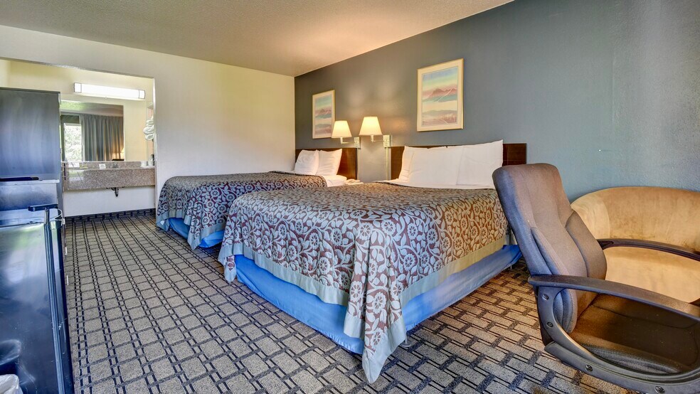 More Photos Of 52601 Holiday Dr, Saint Clairsville Hotel For Sale