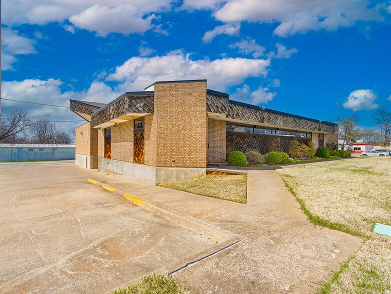 Primary Photo Of 931 Arlington St, Ada Office For Sale